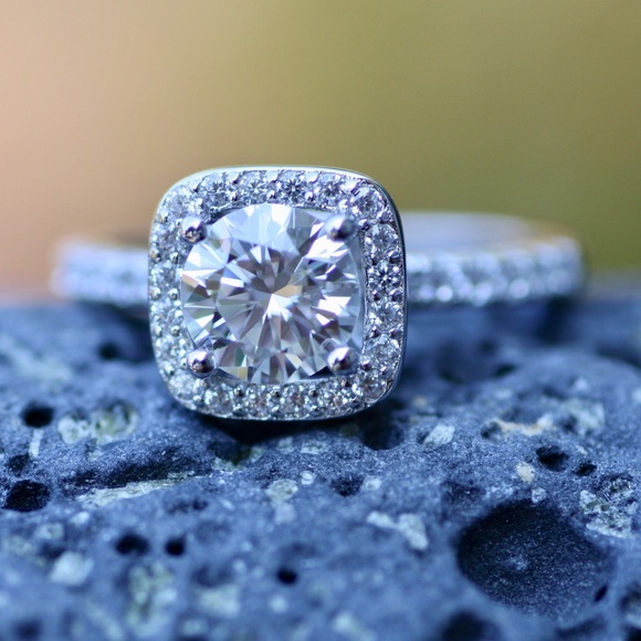 Moissanite Engagement Ring Sterling Silver Top Grade VVS D Colour size 6 1/4 - Picture 1 of 10